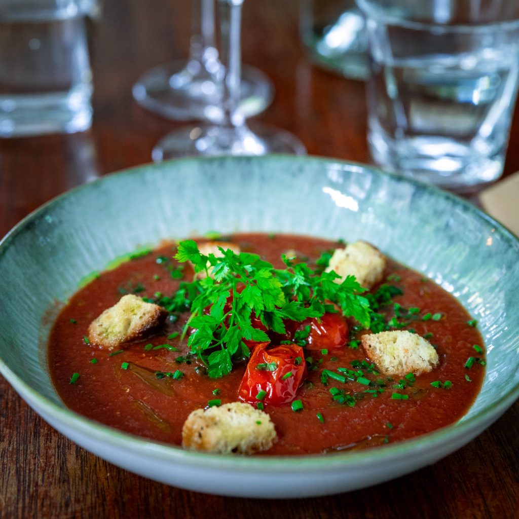 Gazpacho (kold tomatsuppe) stegte cherrytomater | sprøde croutons