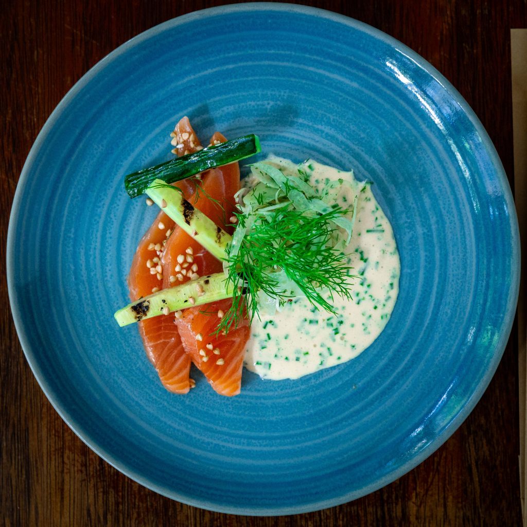 Rimmet laks agurk | friteret boghvede | sauce mousseline med urter
