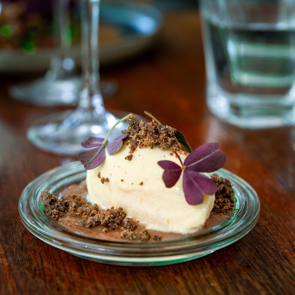 Hyldeblomstiscreme Rabarberkompot | brændt hvid chokolade