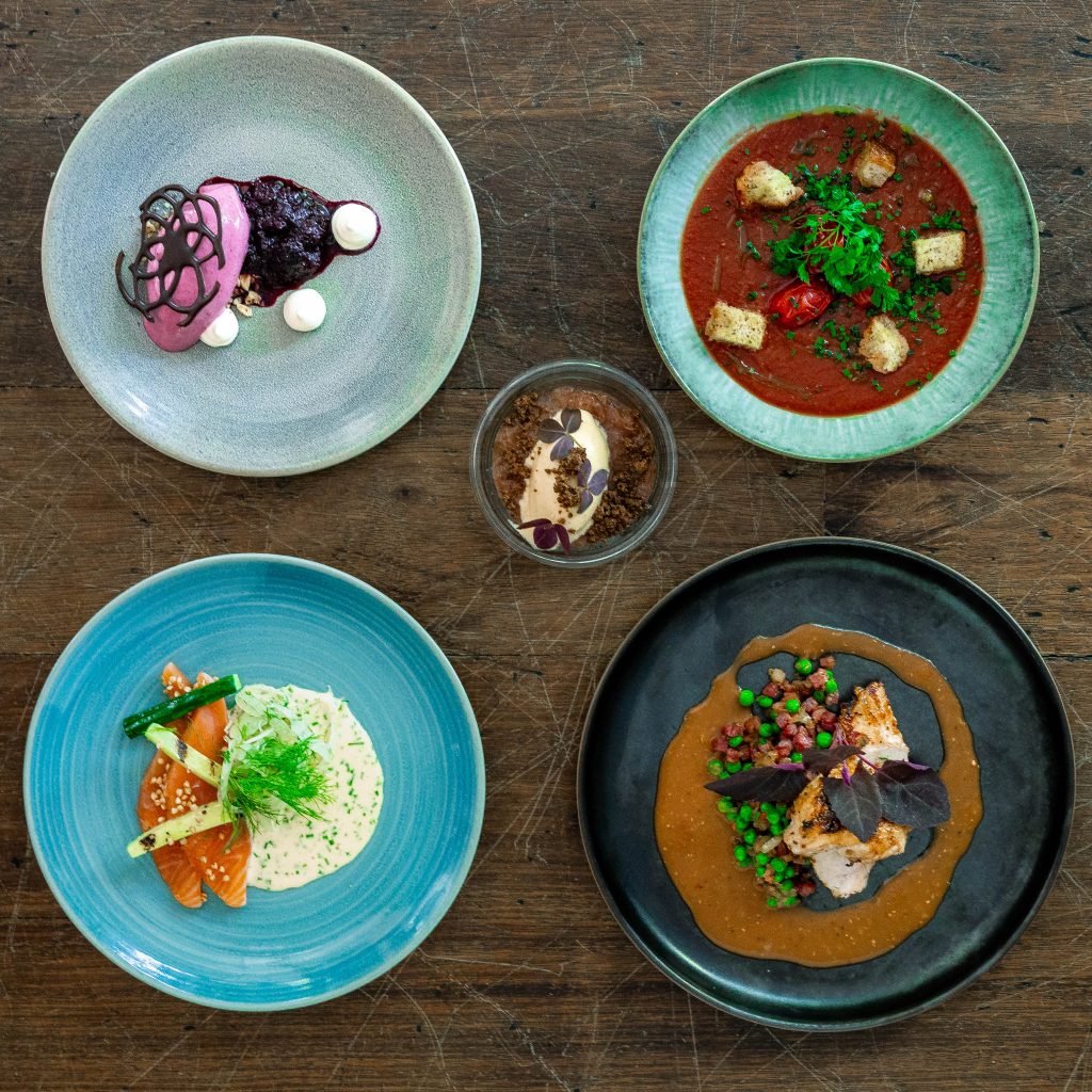 SOMMERMENU Gazpacho (kold tomatsuppe) stegte cherrytomater | sprøde croutons Rimmet laks agurk | friteret boghvede | sauce mousseline med urter Citronglaseret dansk kyllingebryst ærte a la francaise | hønseskysauce Hyldeblomstiscreme Rabarberkompot | brændt hvid chokolade Blåbærsorbet bærkompot | citron CF 38% Pris 5 retter 400,-