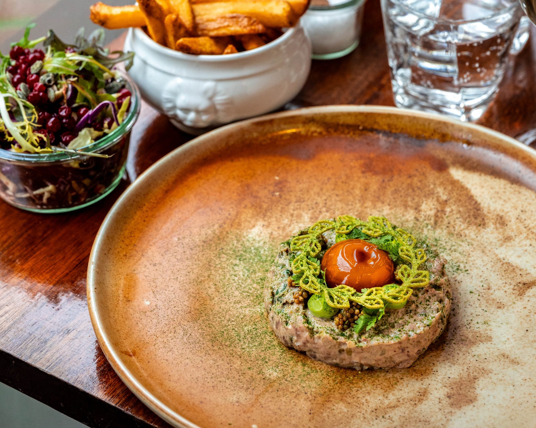 Steak tater på Restaurant Komfur - serveret med sprøde fritter og salat
